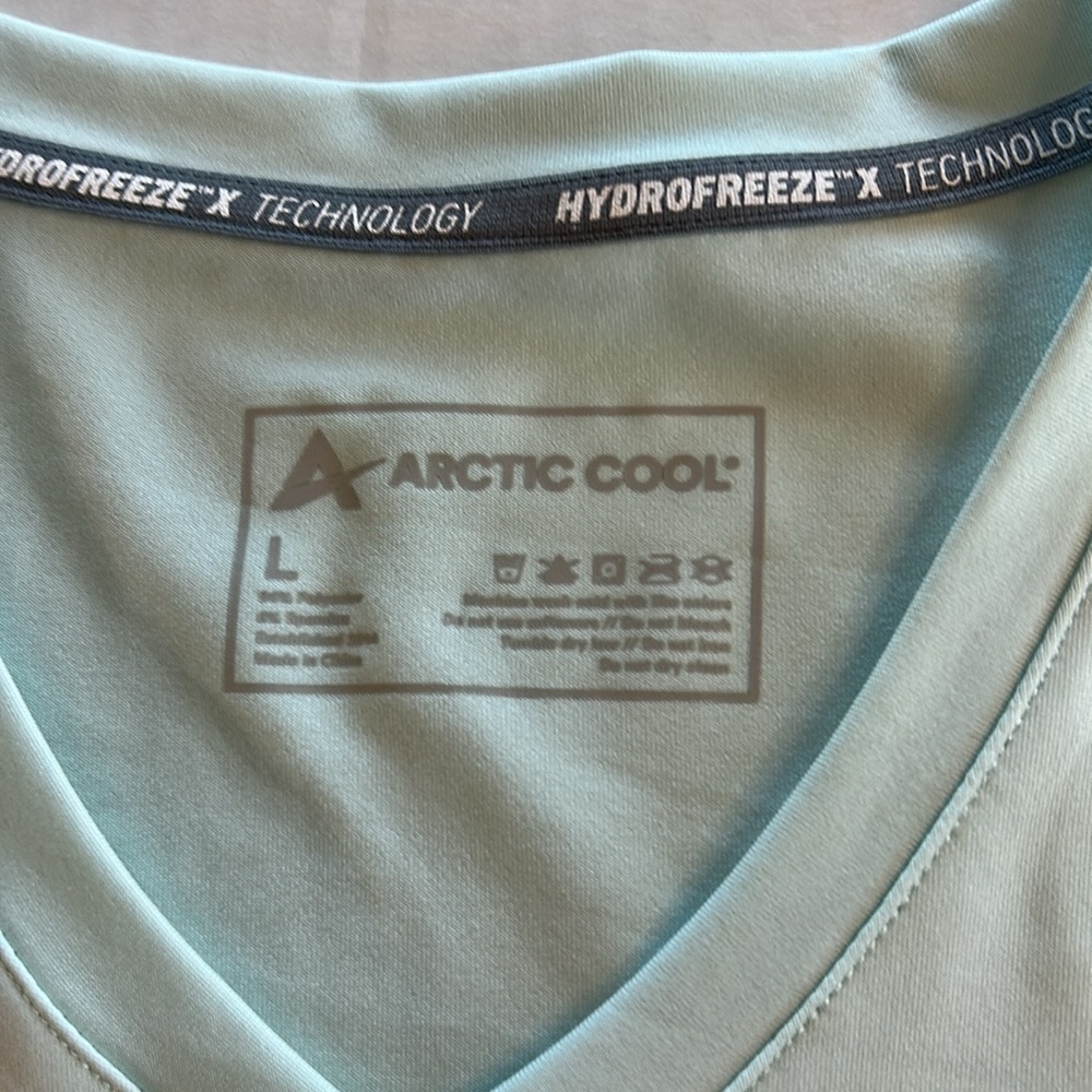 Artic Cool Hydrofreeze X Technology V-Neck Short Sleeve Lt Green T-Shirt. Size L - Picture 6 of 8